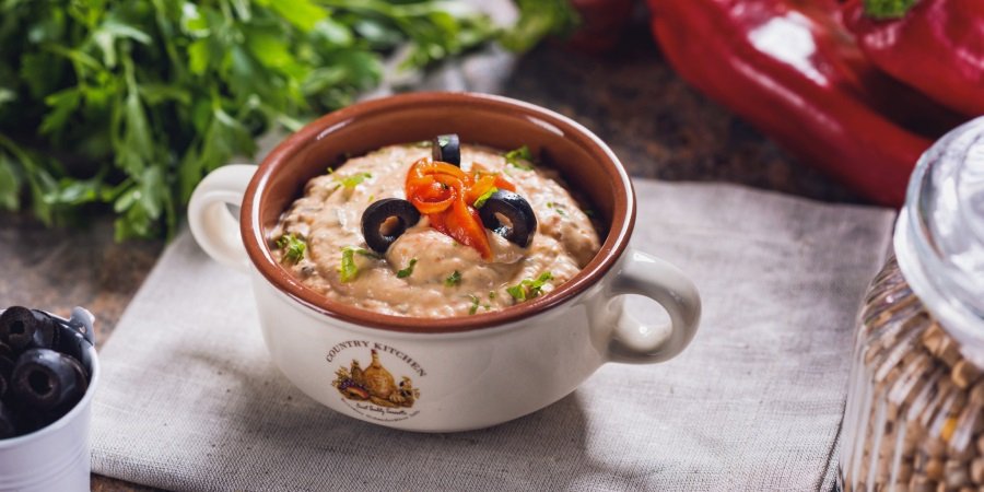 Humus reţetă cu ardei copt si masline negre