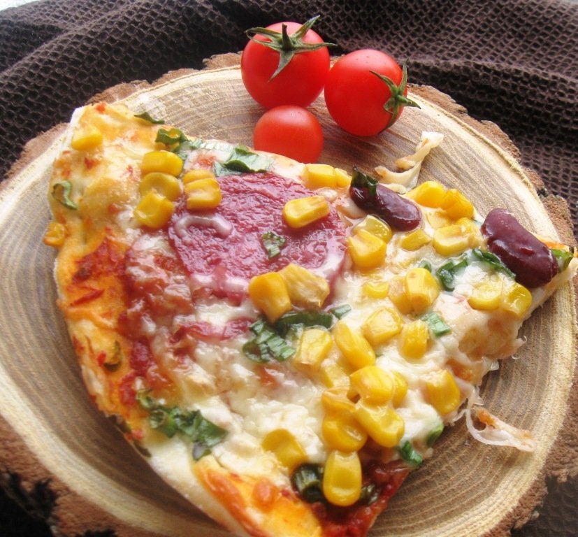 Pizza cu salam uscat si porumb