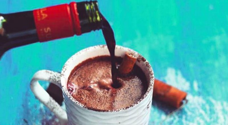 Cum se face ciocolata calda cu vin fiert, cea mai gustoasa bautura a iernii