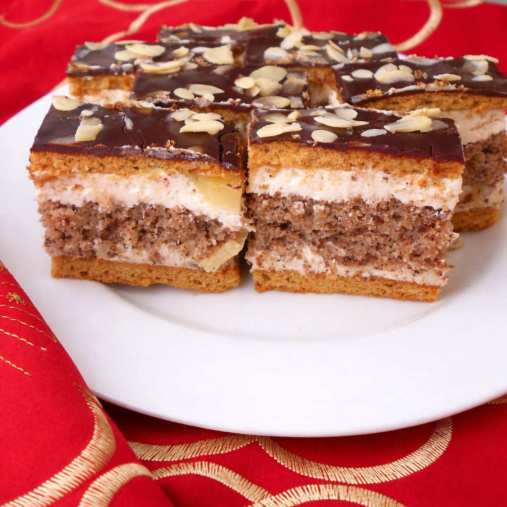 Prajitura cu blat de nuca, foi caramel si doua creme