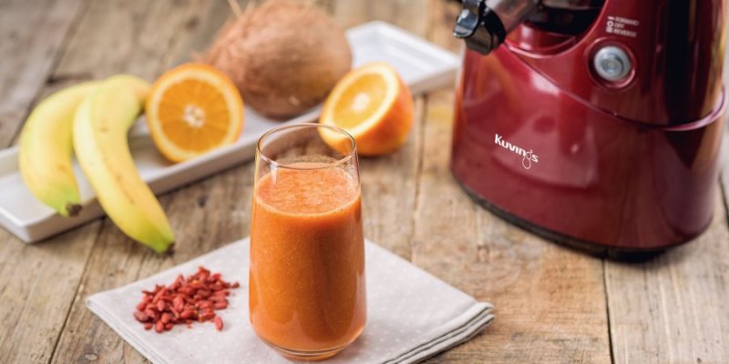 Smoothie energizant cu goji, facut de Carmen Bruma la storcatorul Kuvings