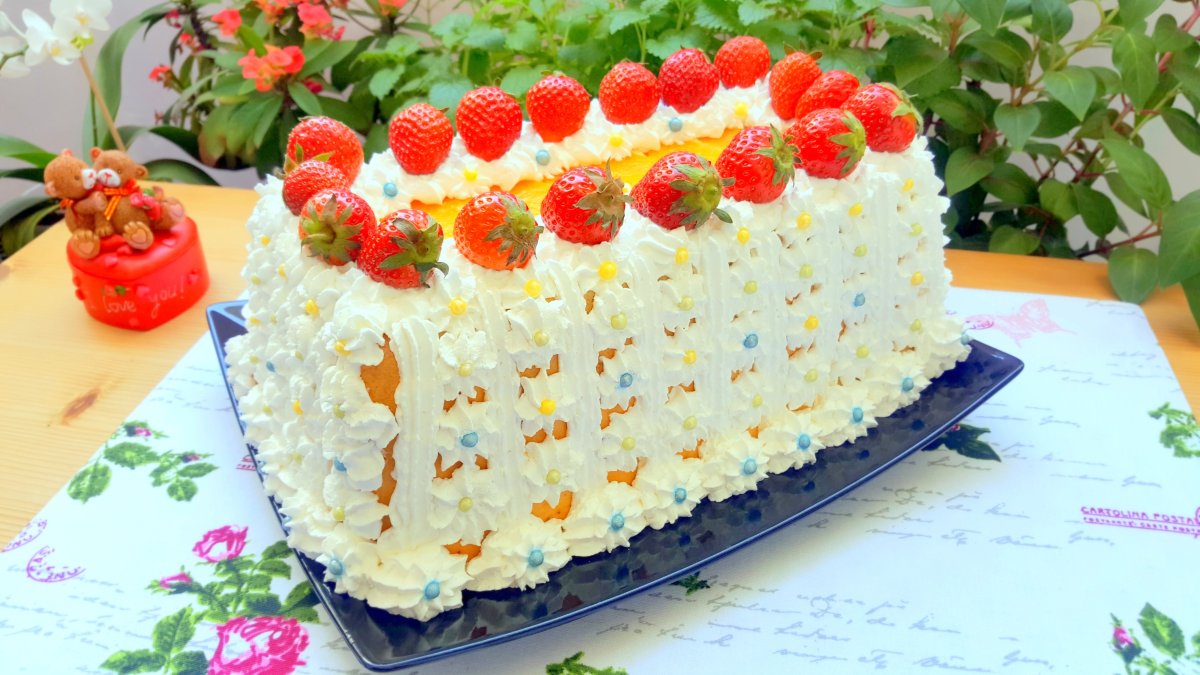 Tort cu piersici si capsuni