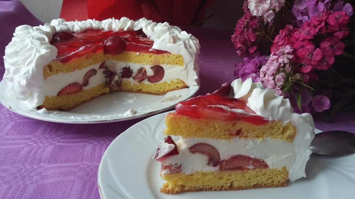 Tort cu crema de iaurt, cirese si capsuni