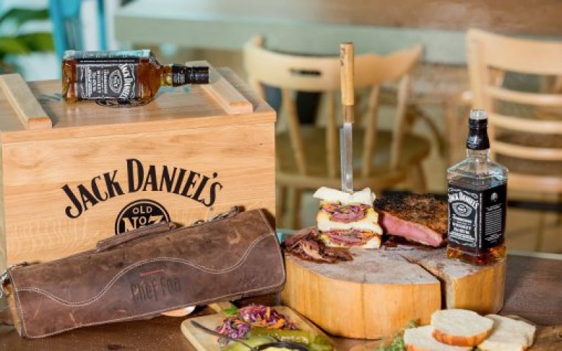 La implinirea a 150 de ani de Distilerie, Jack Daniel's ne spune povestea pastramei romanesti ajunse la New York