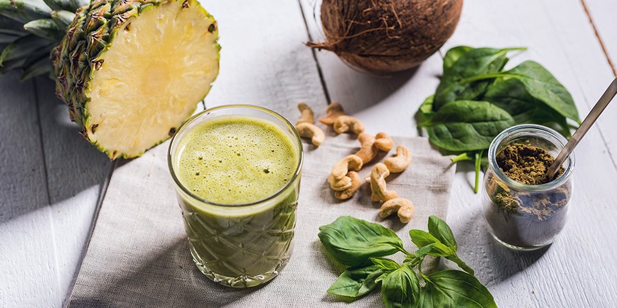 Smoothie inainte de sala cu caju, ananas si pudra de canepa