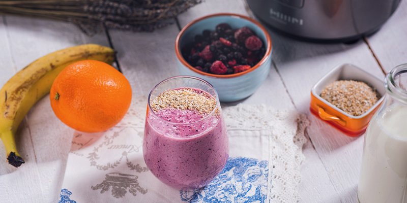 Smoothie Mic Dejun cu fructe de padure si fulgi de ovaz