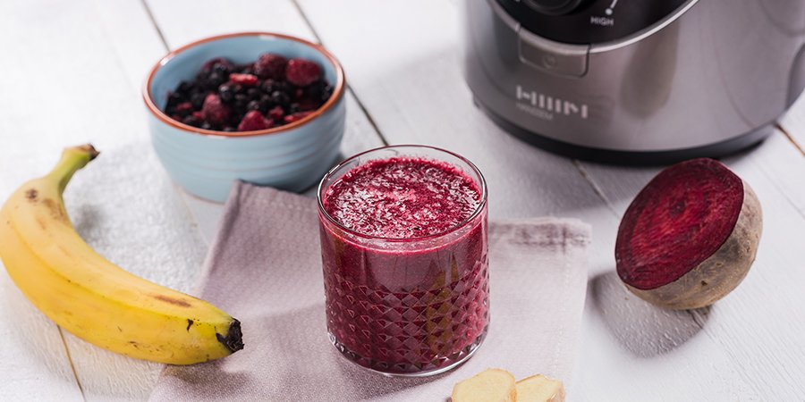 Smoothie pentru sanatatea corpului cu fructe de padure si sfecla rosie