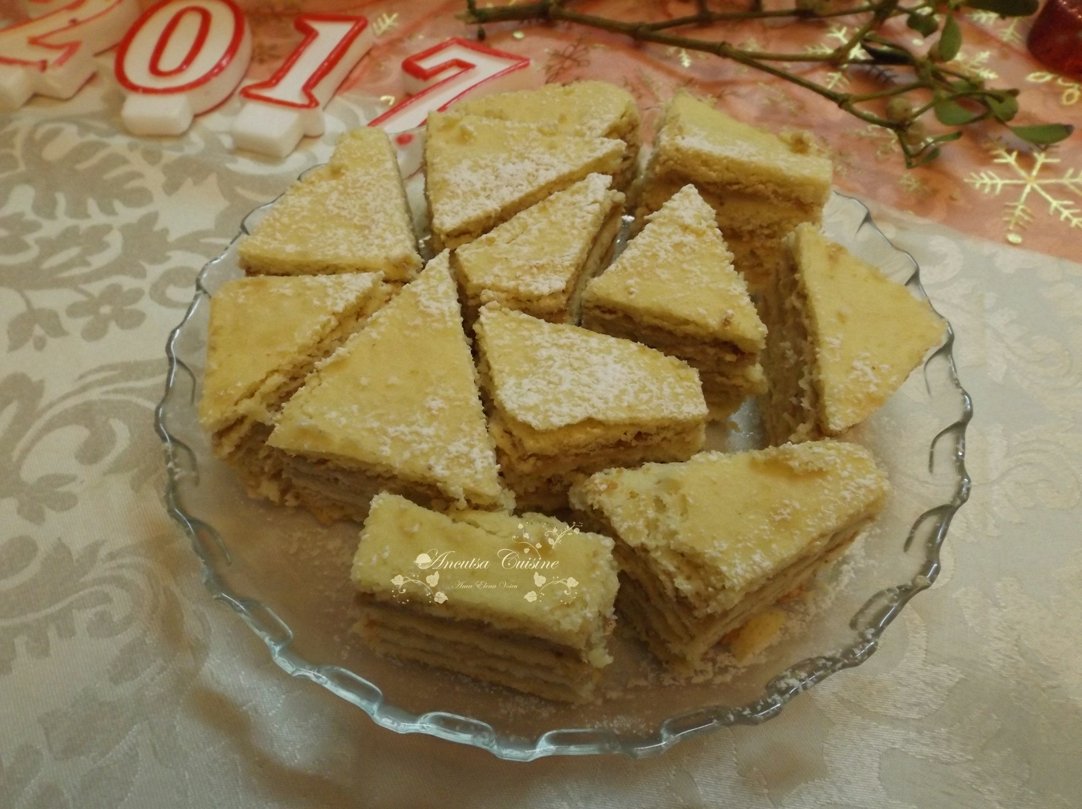 Prajitura cu foi cu miere si crema de smantana