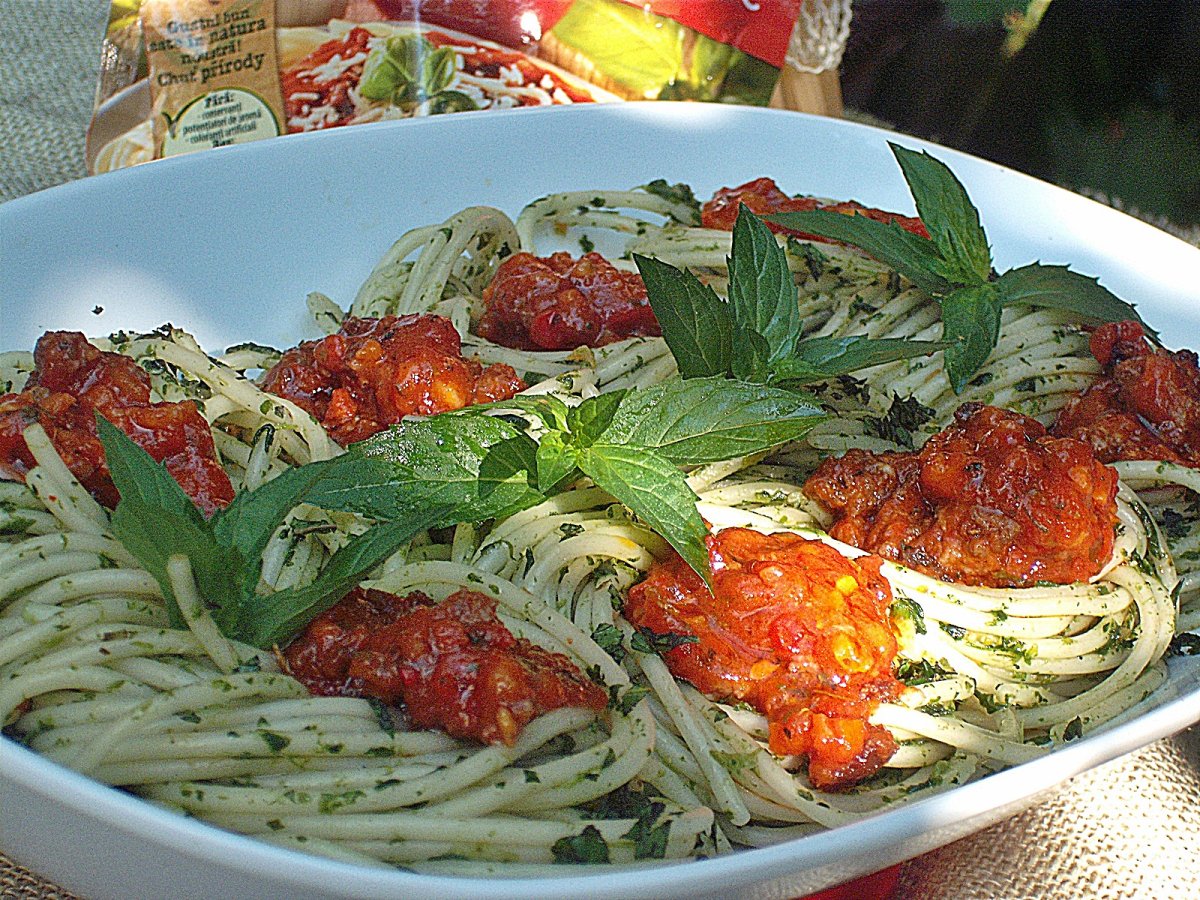 Cuiburi de spaghetti bolognese cu spanac si menta