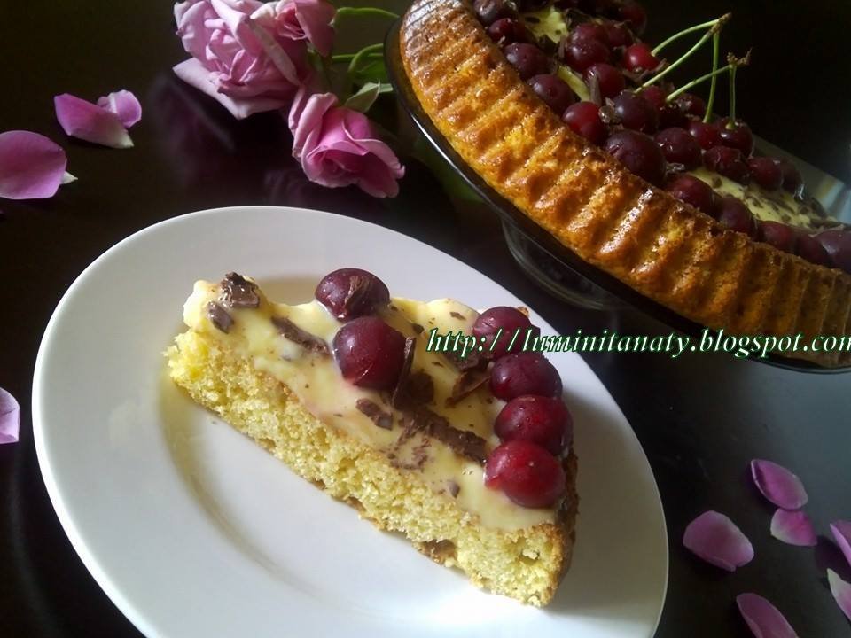 Tarta cu blat pufos cu crema de vanilie si visine