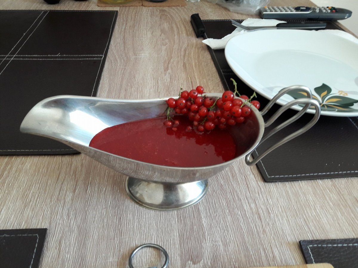 Sos de coacaze rosii pentru fripturi