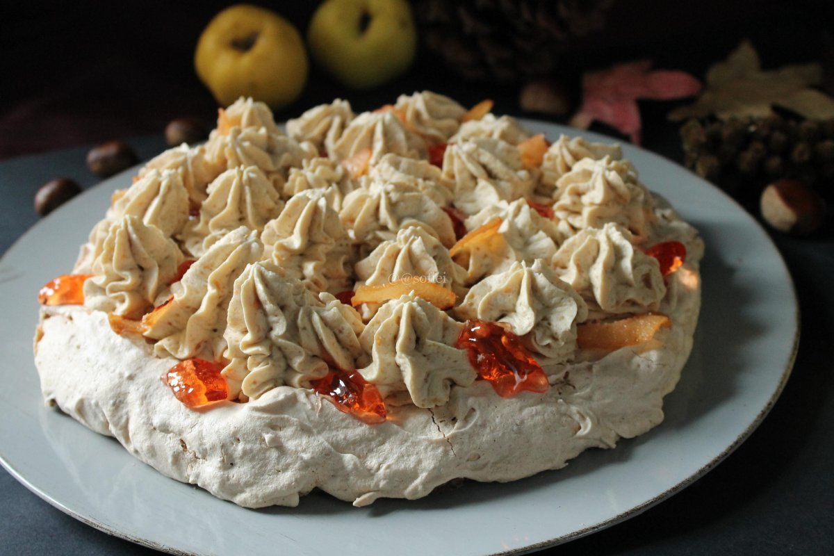 Pavlova cu nuca, mousse de castane si jeleu de gutui