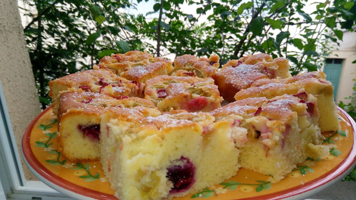 Prajitura cu rubarba si cirese