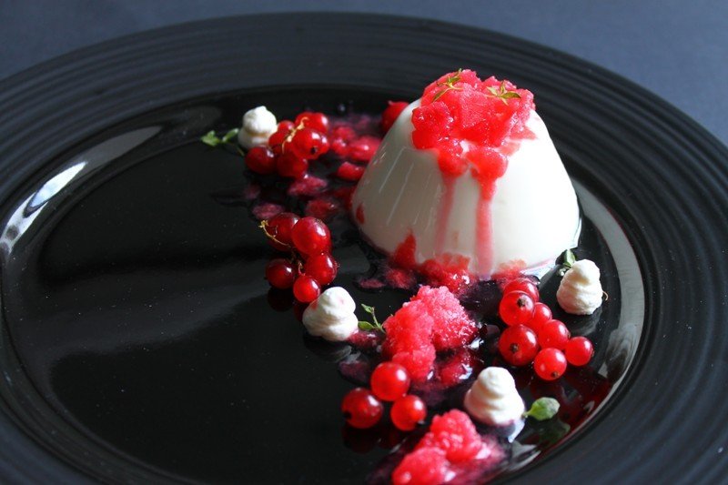 Panna cotta cu cimbru si granita de pepene rosu si coacaze