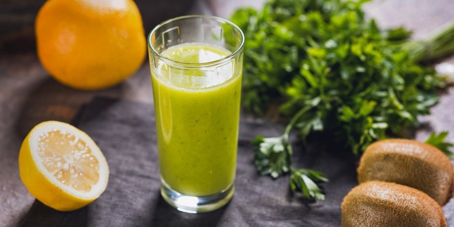 Smoothie pentru imunitate cu portocale si patrunjel la Kuvings