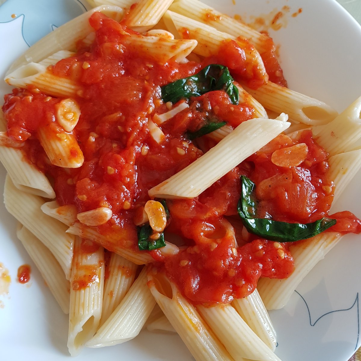 Paste cu sos de rosii si busuioc