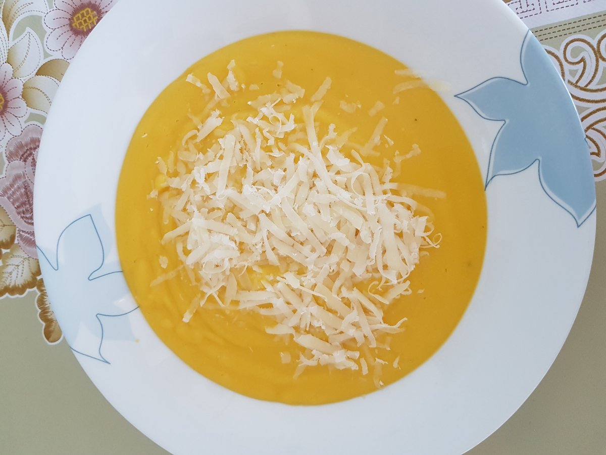 Supa crema de legume, cu parmezan ras