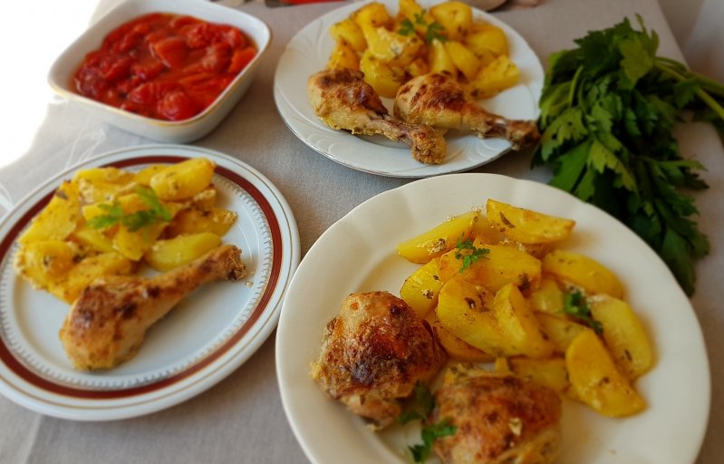 Pulpe de pui cu cartofi marinati in iaurt si salata de ardei copti