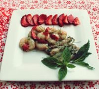 Salată de căpșuni, creveți și sparanghel