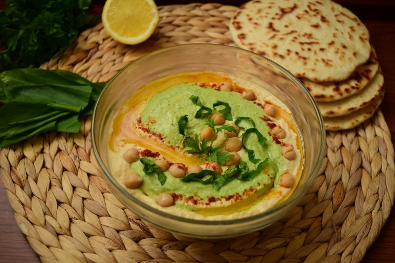 Hummus cu leurda si lipii de casa