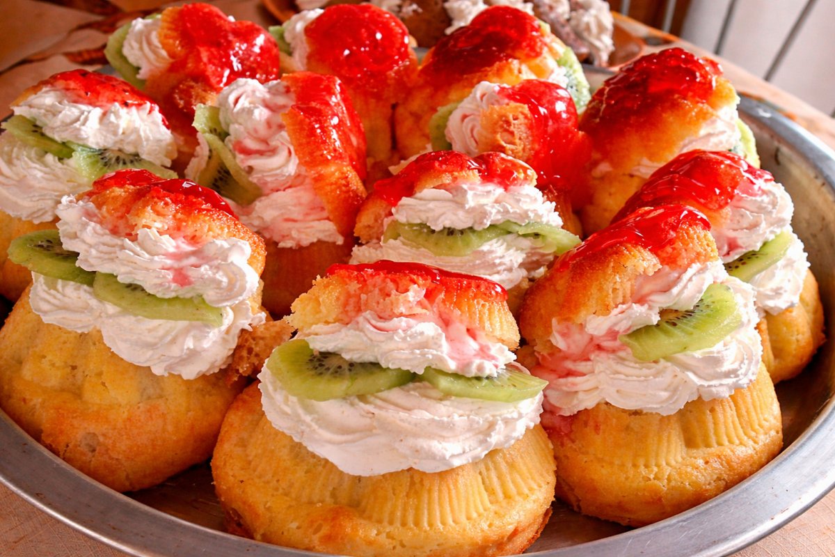 Savarine cu aluat dospit si fructe exotice