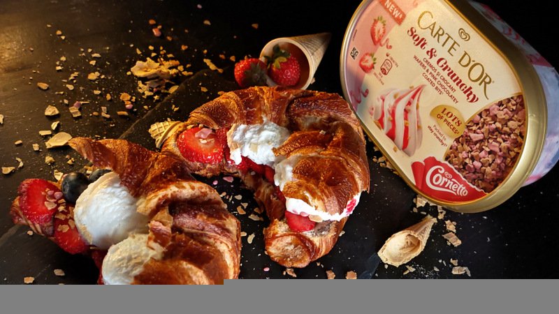 Croissant umplut cu înghețată și fructe - Desertul rapid și delicios