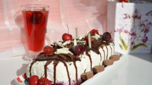 Prajitura cu jeleu de cirese si crema de frisca
