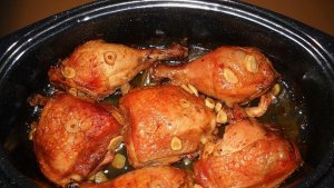 Pulpe de pui cu vin si usturoi la cuptor