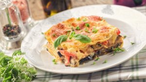 Lasagna cu dovlecei, vinete, parmezan si cascaval afumat