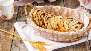 Cozonac cu stafide, cacao si scortisoara