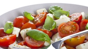 Salata caprese cu rosii cherry