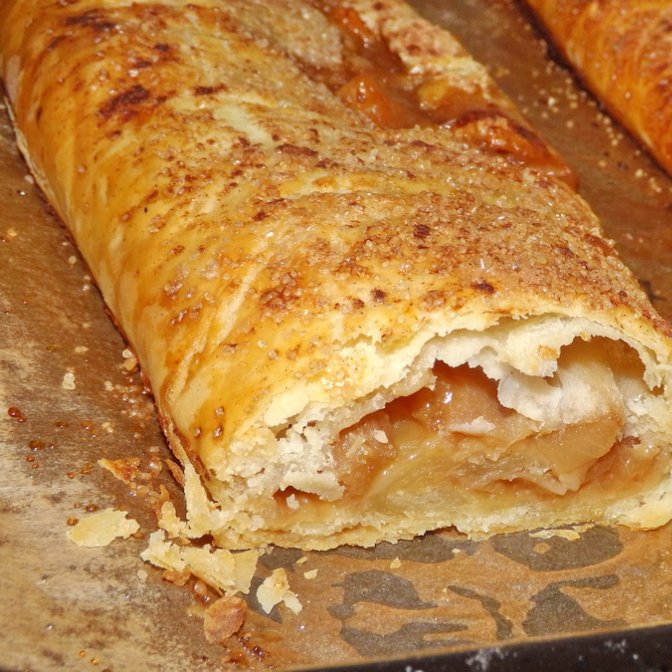 Strudel din aluat de casa, cu mere, pere si caramel