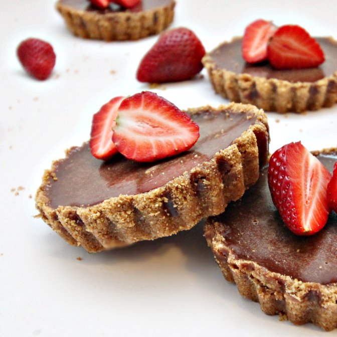 Mini tarte cu ciocolata si capsuni