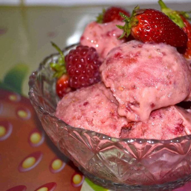 Inghetata cu zmeura, capsuni si creme anglaise