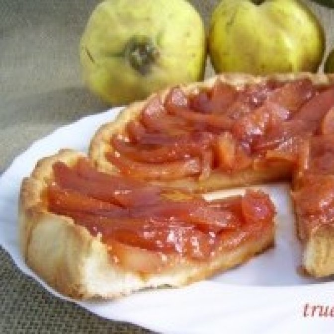 Tarta cu gutui si must