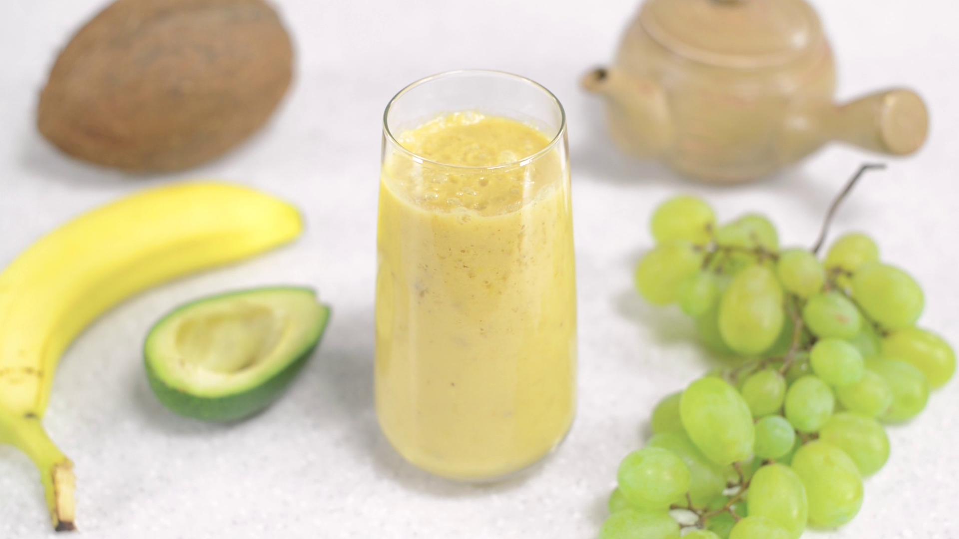 Smoothie de avocado si struguri - Reteta video