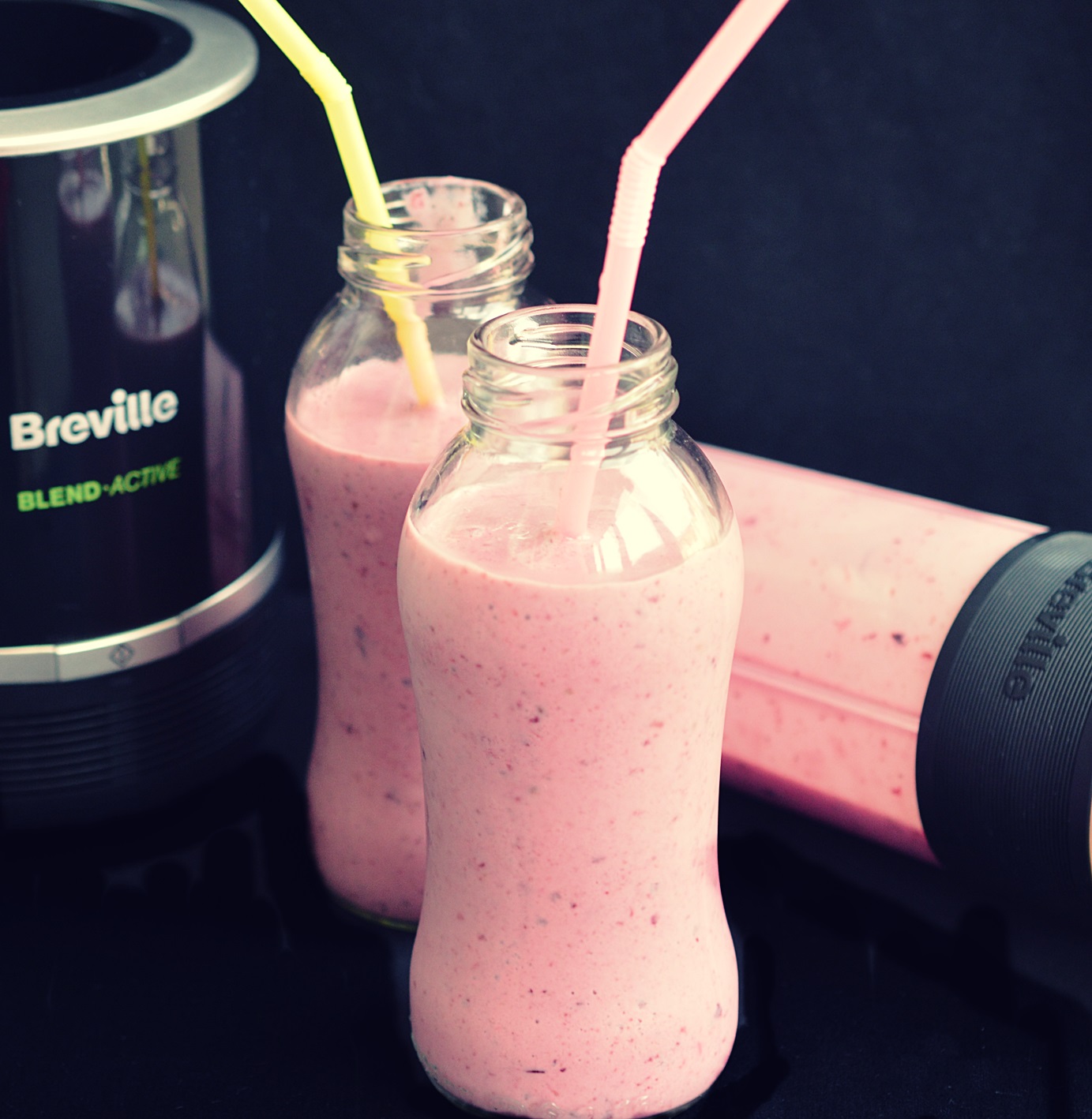 Smoothie cu fructe de padure, capsuni si banane