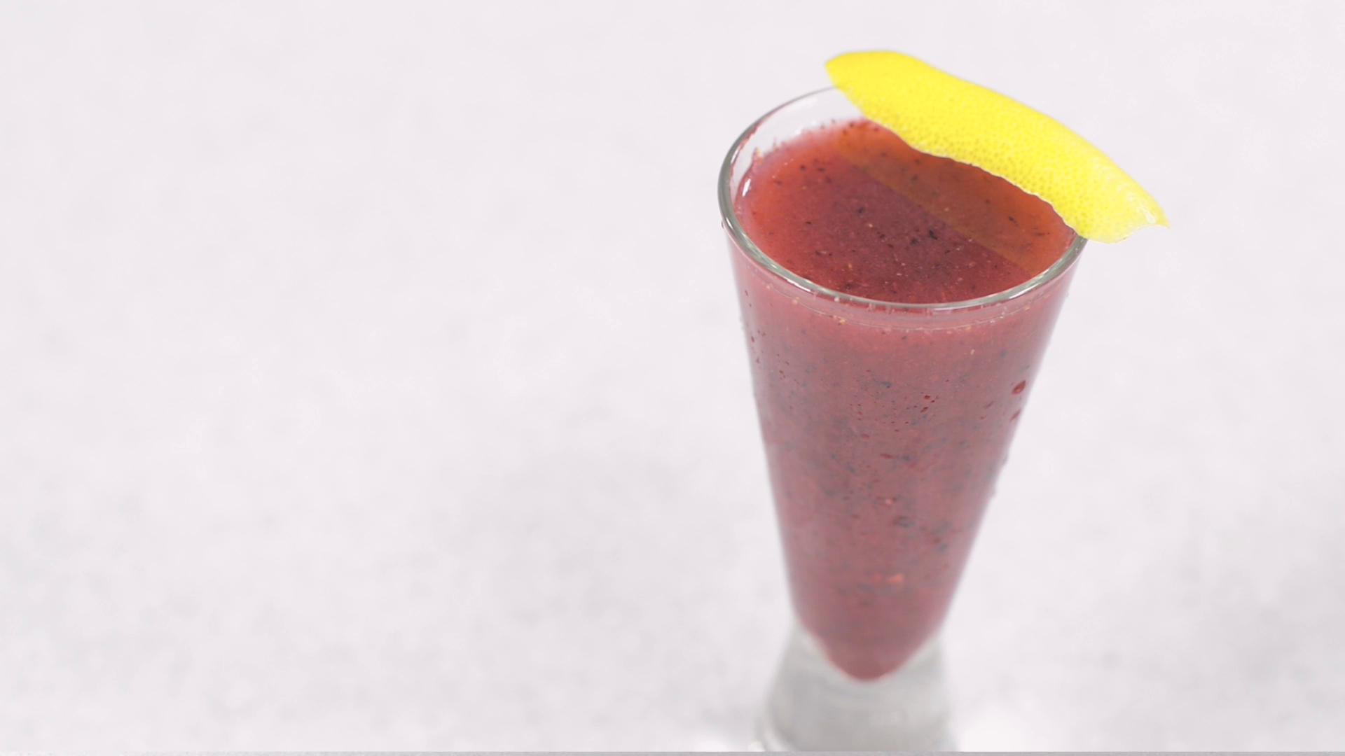 Cocktail cu sampanie si fructe de padure - Reteta video