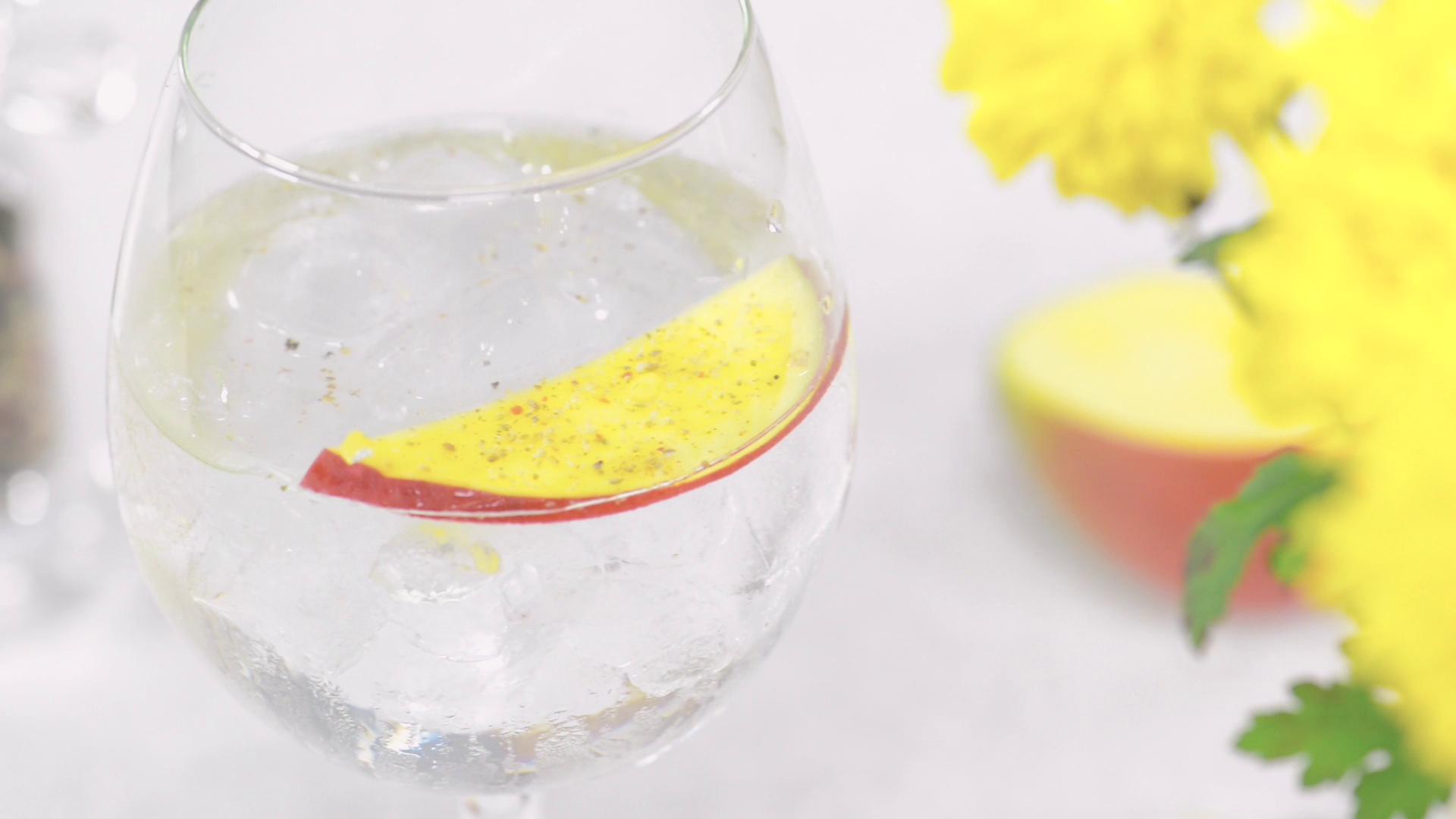 Gin tonic cu mango si piper - Reteta video