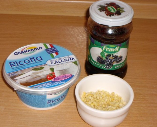 Briose cu ricotta si dulceata de mure