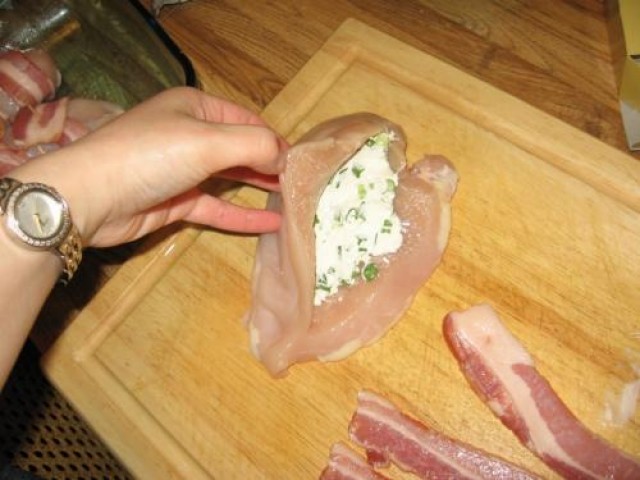 Piept de pui umplut, imbracat in bacon