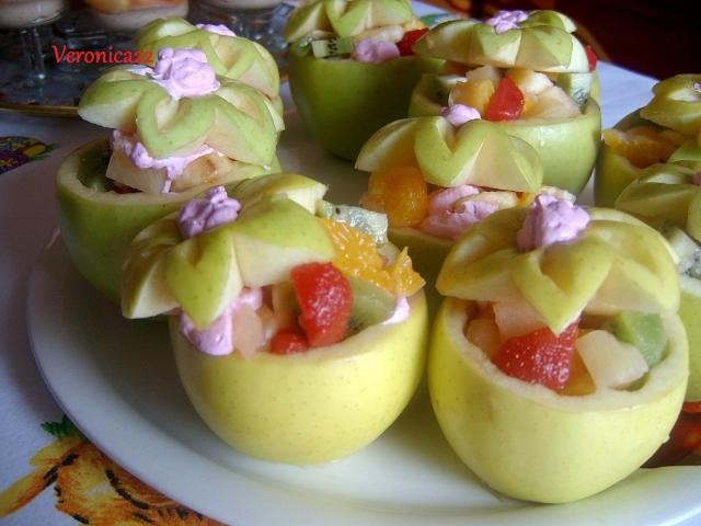 Salata de fructe in cupe de mere