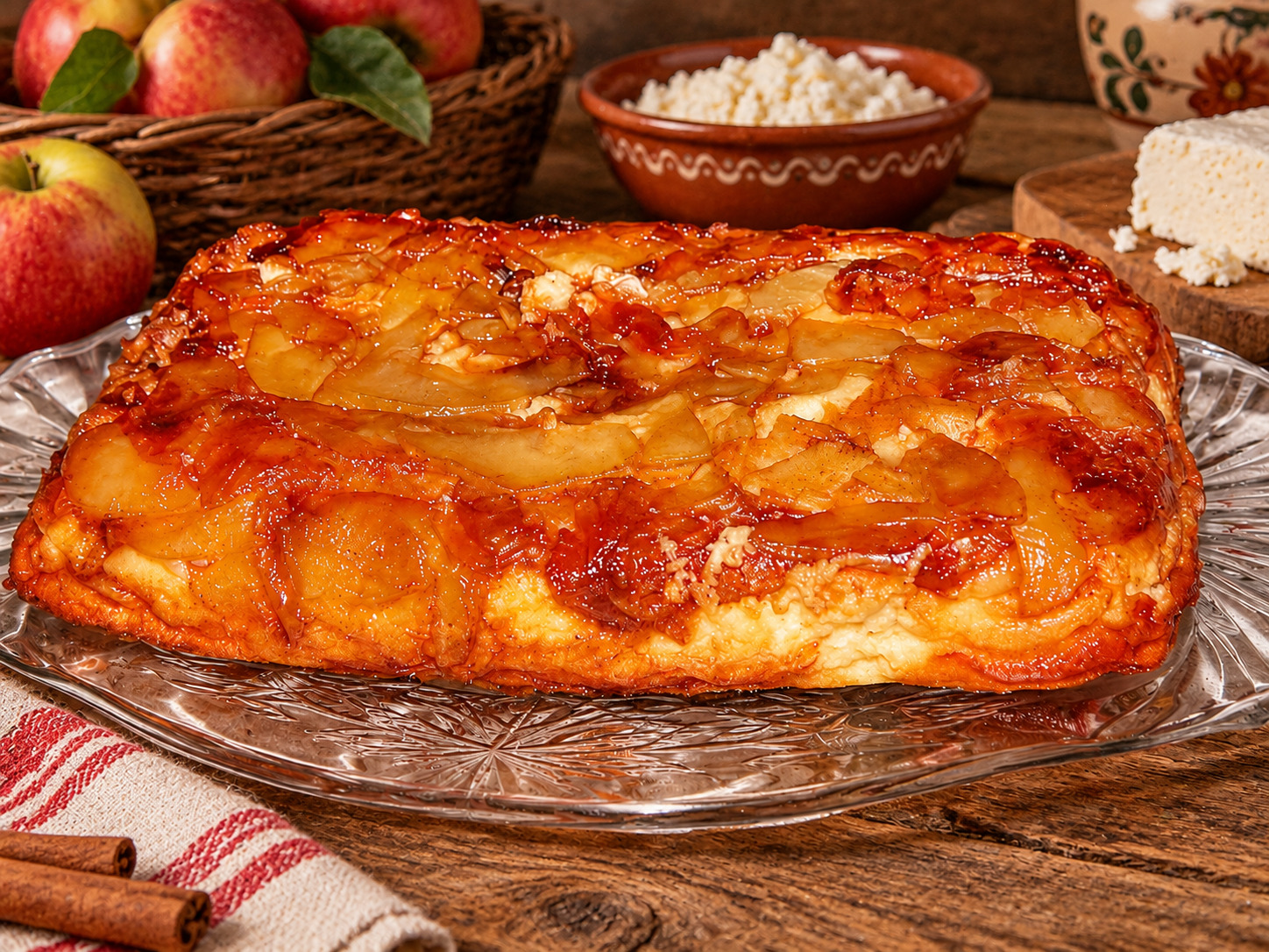 Prajitura cu mere caramelizate si branza de vaci