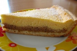 Tarta racoritoare cu nuca, sos caramel si branza