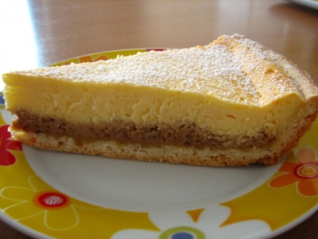 Tarta racoritoare cu nuca, sos caramel si branza