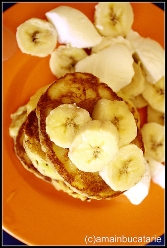 Clatite cu ricotta, banane si iaurt