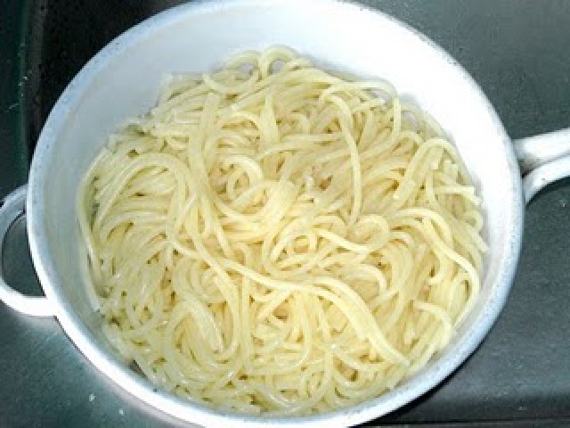 Pui umplut cu spaghete