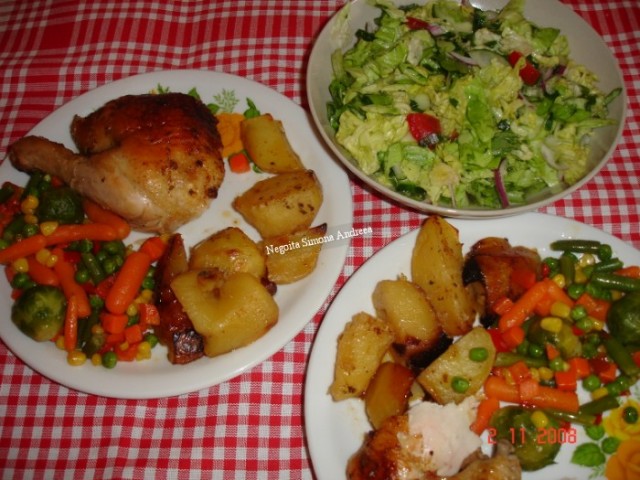 Pui cu legume, cartofi si salata de sfecla