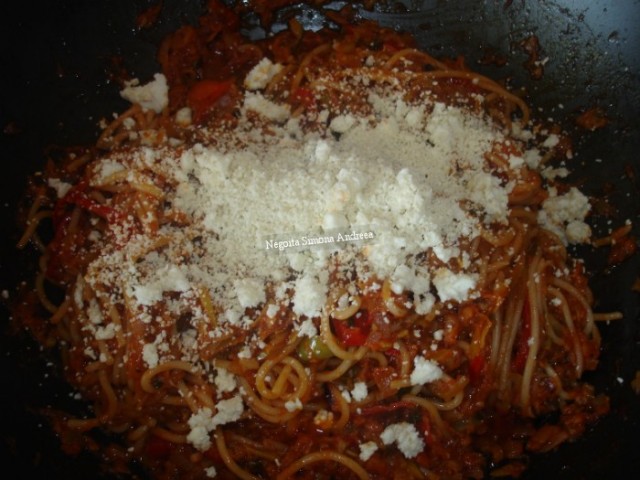 Spaghete cu busuioc si sos de rosii