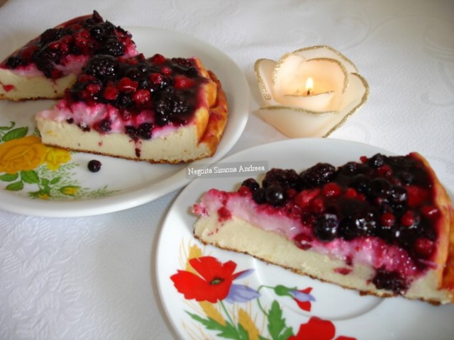 Tarta cu fructe de padure si crema de capsuni